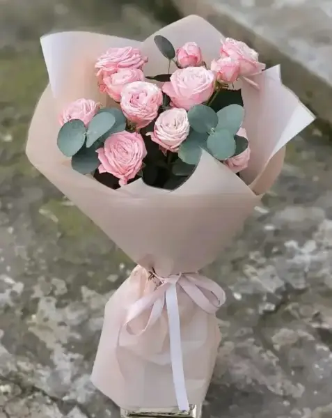 Букет из 3 нежно-розовых кустовых роз с эвкалиптом